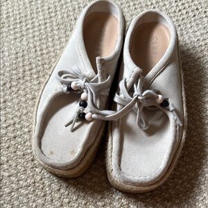 Women’s Clarks Originals Cream Moccasin Platform Shoes Size 7 Bead Laces